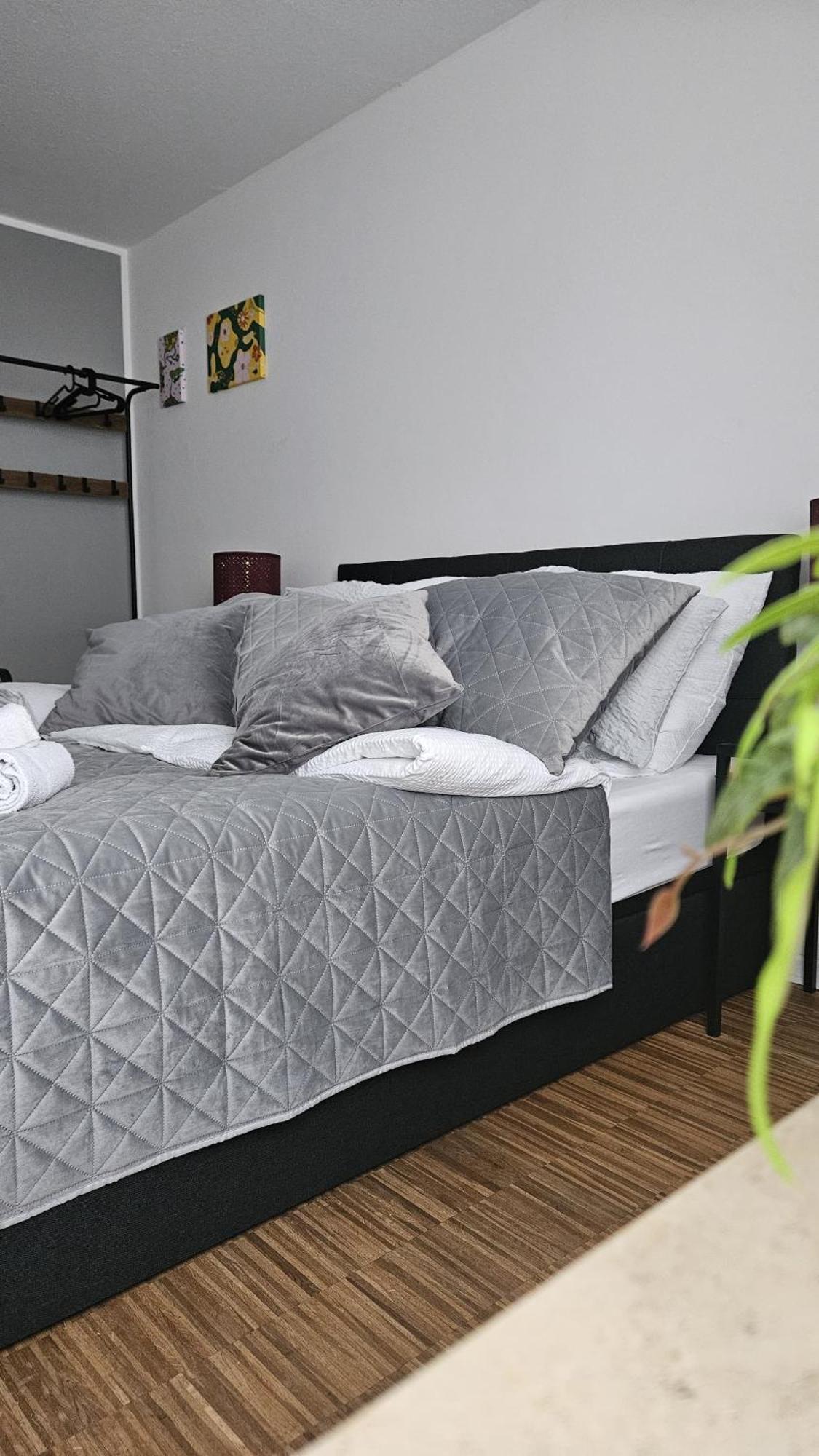 80 M2 Moderne Und Zentrale Wohnung In Hannover Mit Eigenem Parkplatz エクステリア 写真
